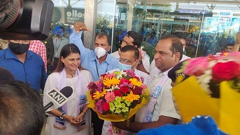 दाबोळी विमानतळावर आपचे राष्ट्रीय संयोजक आणि दिल्लीचे मुख्यमंत्री अरविंद केजरीवाल यांचे स्वागत करताना आपचे बाबू नानोस्कर,प्रतिमा कुतिन्हो सोबत इतर.