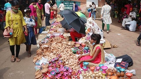 पणजी बाजारात पणत्या खरेदी करतांना नागरिक  