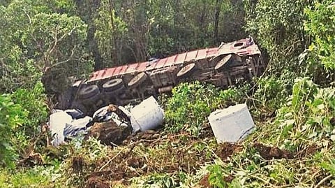 बेळगावहून गोव्याकडे येणारा 14 चाकी ट्रक कोसळला दरीत
