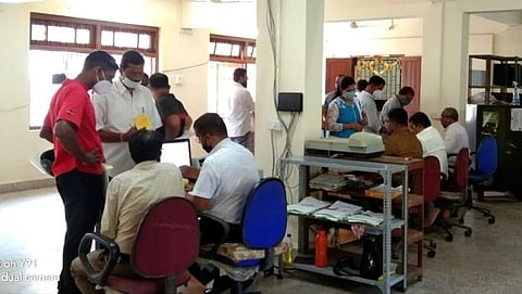  vasco येथील नागरी पुरवठा कार्यालयाचे नवीन वास्तूत स्थलांतर करण्यात आल्यानंतर येथे सुरू असलेले कामकाज हाताळताना कार्यालयीन कर्मचारी.