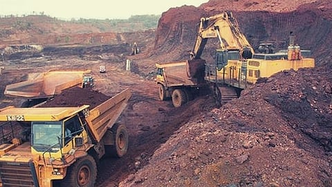  Goa Bench of the Mumbai High Court sent notice on Goa Mining issue 