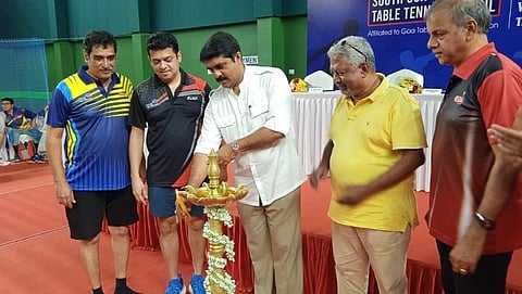 अखिल गोवा वेटरन्स टेबल टेनिस सांधीक स्पर्धेचे उदघाटन करताना आमदार विजय सरदेसाई. सोबत विक्रम वेर्लेकर, व्हेरो न्युनिस व मान्यवर.