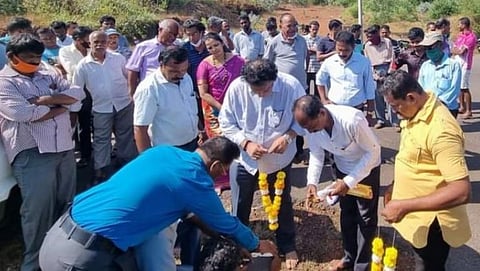 पिळगावात रस्त्यांचे हॉटमिक्स डांबरीकरण 
आमदार प्रवीण झांट्ये यांच्या हस्ते कामाची पायाभरणी 