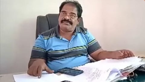 Alcohol Smuggling : माजाळी तपासणी नाक्यावर कर्नाटक अबकारी खात्याचे कर्मचारी आर.एन.नाईक माहिती देताना.