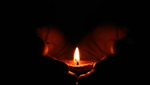 Vastu Tips: दिवा, मेणबत्ती फुंकर मारून विझवणे अशुभ मानले जाते 
