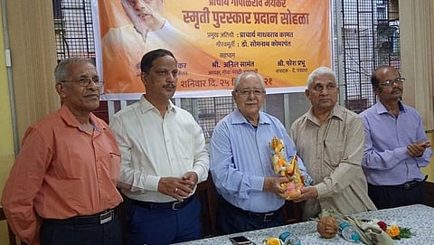 Somnath Komarpant while receiving the award.Award&nbsp;