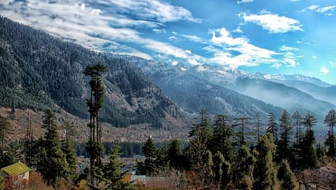 हिमाचल प्रदेशातील डलहौसी  हे शहर हनिमूनसाठी सर्वांच्या आवडीचे ठिकाण आहे. हिवाळ्यात अनेक लोक येथे फिरायला जायचं प्लान करतात.