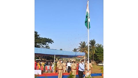 Goa Republic Day: कुठ्ठाळी बायणा, भूते भाट क्रीडा मैदानावर ध्वजारोहण करताना उपजिल्हाधिकारी दत्तराज गावस देसाई.