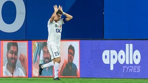 FC Goa: आयएसएल फुटबॉल लढतीत रविवारी केरळा ब्लास्टर्सविरुद्ध बरोबरीचा गोल केल्यानंतर आपल्या खास शैलीत आनंद व्यक्त करताना एफसी गोवाचा कर्णधार एदू बेदिया.