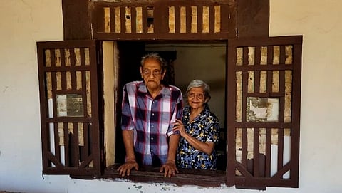  पेद्र लैताव आणि त्यांच्या पत्नी एलिस आपल्या घराच्या खिडकीतून डोकावून पाहताना