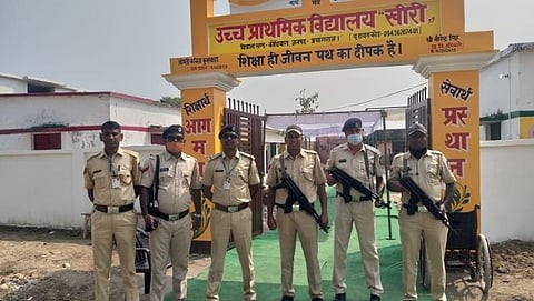  उत्तरप्रदेश येथे प्रयाग जिल्ह्यात पाचव्या टप्प्यातील मतदानावेळी सेवा बजावताना वृध्दांना मदत करताना गोव्यातील  सशस्त्र दलाचे जवान.