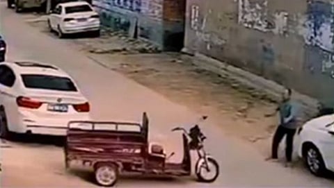 off beat rickshaw parked on the road suddenly started moving without a driver people shocked to see