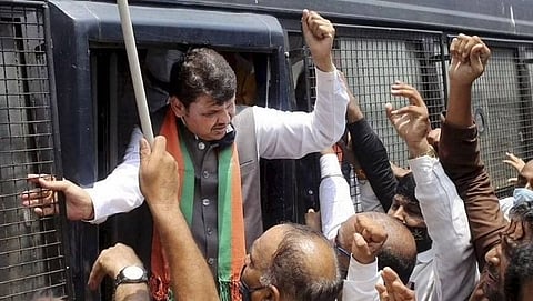 bjp protest march to demand nawab malik resignation devendra fadnavis bjp leaders detained by mumbai police
