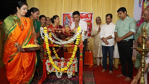 पाळण्यातील श्रीरामाचे दर्शन घेताना मुख्यमंत्री डॉ. प्रमोद सावंत. सोबत आमदार डॉ. चंद्रकांत शेट्ये, संजय नाईक, सूर्यकांत देसाई आणि मान्‍यवर. 