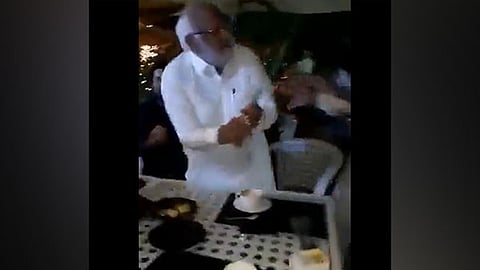 शिष्टमंडळाविरोधात 'चोर' म्हणून घोषणा दिल्याने पाकिस्तानच्या माजी उपसभापतींवर इस्लामाबादमध्ये हल्ला