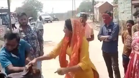 girls beats man with sandals on the road in bilaspur video viral 