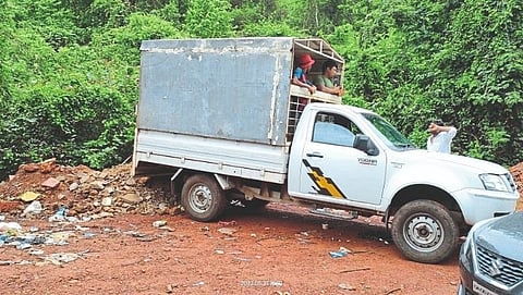 ‘garbage thrower’ vehicle caught in Farmagudi 