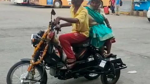hviral video beggar husband wife purchased moped cash 90 thousand rupees chhindwara lclar