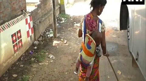 odisha woman sweeper set an example baby tied to her back see video
