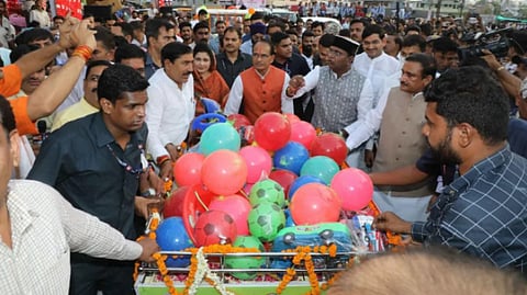 cm shivraj came on the road with a handcart got 10 truck goods and 2 crore rupees in 3 hours