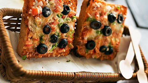 Vegetable Bread Pizza: करा 'व्हेजिटेबल ब्रेड पिझ्झा', फक्त 10 मिनिटांत! द्या स्वतःला टेस्टी ट्रीट