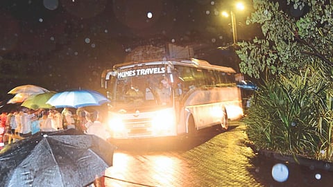 Rebel MLA of ShivSena Escapes From Goa Airport 
