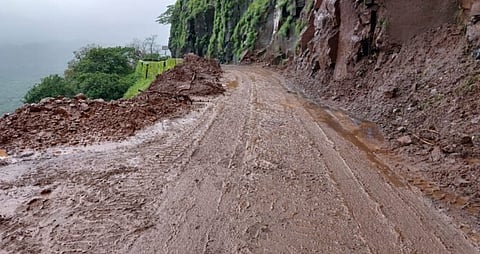 Vaibhavwadi News: 28 तासानंतर भुईवाबडा घाटातील मार्ग एकेरी वाहतूकीसाठी खुला
