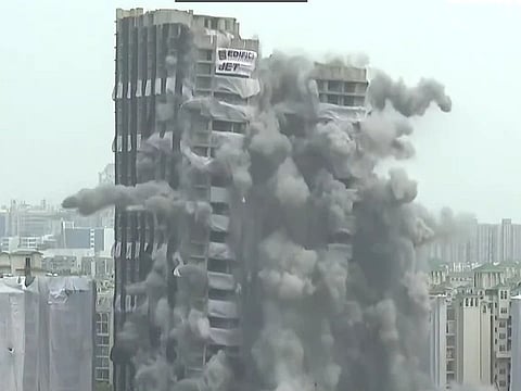 Twin Tower Demolition: भ्रष्टाचारी इमारत अखेर जमिनदोस्त, स्फोटापूर्वी वाजला सायरन,पाहा व्हिडीओ