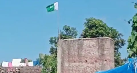 Har Ghar Tiranga: योगींच्या युपीत युवकाने घरी फडकवला पाकिस्तानी झेंडा 
