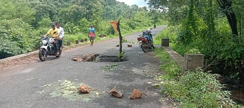 Vaibhavwadi: उंबर्डे कुंभारवाडी येथे मोरी खचल्याने खारेपाटण-भुईबावडा वाहतूक ठप्प
