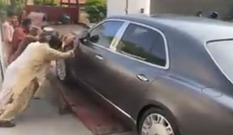 करोडो रूपयांची बेंटले कार लंडन मधून चोरून पाकिस्तानला पळवली 
