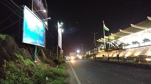 Dabolim: विमानतळ राष्ट्रीय महामार्ग 17B वरील पथदिवे बंदच, जाहिरात होर्डिंग मात्र कार्यक्षम 