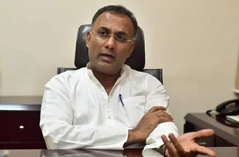 Goa Politics: आठ आमदार फुटल्यानंतर डॅमेज कंट्रोलसाठी प्रभारी दिनेश गुंडूराव गोव्यात दाखल
