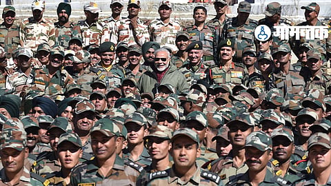 PM Modi with Soldiers 