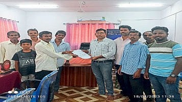Villagers of Uste-Bodanwada giving a statement to Nagargaon Panchayat Secretary Vinayak Gawkar
