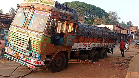 Curchorem Truck Struck in Road 