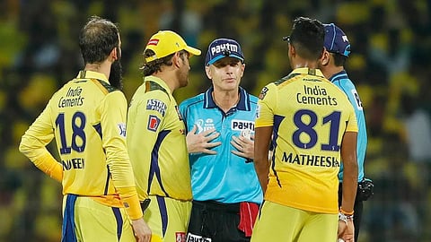 MS Dhoni Argues with Umpires