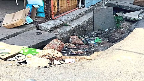 Valpoi : Open drains in places.
