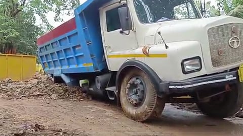 Curchorem truck Struck in Road 