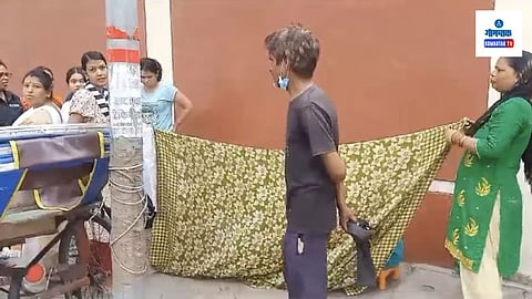 A woman gave birth to a child on the road in front of the Raj Bhavan in Lucknow, the Capital of Uttar Pradesh.