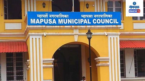 Mapusa Municipality Garbagea Issue:  म्हापसा शहरातील विविध ठिकाणी व रस्त्यांच्या कडेला मोठ्या प्रमाणात कचऱ्याचे ढीग जैसे थे स्थितीत पडून आहेत