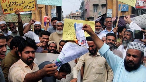 Suicide over electricity bill in Pakistan, people on the streets against the government.