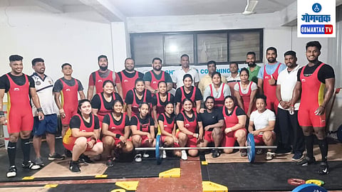 राष्ट्रीय क्रीडा स्पर्धेसाठी निवडण्यात आलेल्या गोव्याच्या पुरुष व महिला खेळाडूंसमवेत प्रशिक्षक व मान्यवर.
