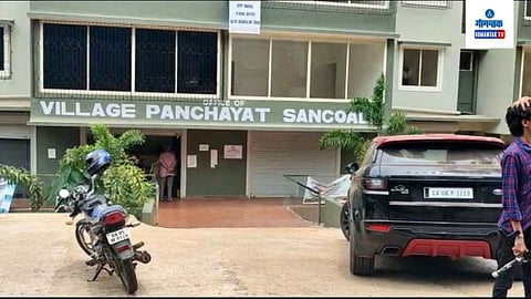 Sancoale Panchayat: सांकवाळ येथे इंडियन ऑईल टॅंकीगसमोर असलेल्या एमआरएफ या कचरा संकलन केंद्राच्या ठिकाणी हा धक्काबुक्कीचा प्रकार घडला