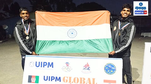 नेपाळमधील आंतरराष्ट्रीय स्पर्धेत सुवर्णपदक जिंकलेला बाबू गावकर (उजवीकडे) व रौप्यपदक विजेता शिवनाथ माजीक.