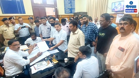 मडगावचे नगराध्‍यक्ष दामोदर शिरोडकर यांना निवेदन देताना मडगावचे नागरीक. (छायाचित्र : सोयरु कोमारपंत)