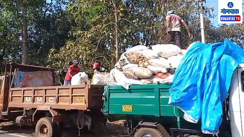 नेसाय : ट्रकमध्ये भरलेला अतिरीक्त कचरा दुसऱ्या ट्रक मध्ये हलवित असताना.