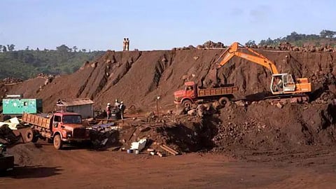 Goa Government: राज्यातील खाण क्षेत्रातील डंप हाताळण्यास परवानगी देताना पूर्वीच्या खाण लीजधारकांकडून रॉयल्टी व इतर शुल्काव्यतिरिक्त अतिरिक्त शुल्क (प्रीमियम) आकारण्याचा निर्णय सरकारने घेतला आहे.