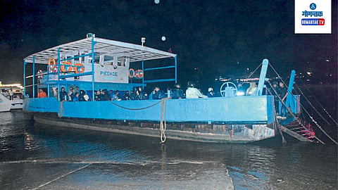 Ferryboat Stuck: अंदाज चुकल्यामुळे अनेक तास प्रवाशांचा जीव टांगणीला