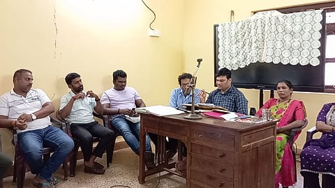 खनिज वाहतुकीवरुन पिळगावची ग्रामसभा तापली; बेकायदा वाहतूक बंद करण्याची ग्रामस्थांची मागणी 